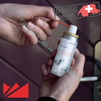 Instrukcja użytkowania sprayu do zamków Dorma Kaba

1. Przygotowanie zamka i sprayu
Na pierwszym zdjęciu widać przygotowanie sprayu do użytku. Włóż aplikator (czerwoną rurkę) w odpowiednie miejsce w dozowniku sprayu. Upewnij się, że zamek jest czysty i suchy, aby zapewnić skuteczne działanie środka.