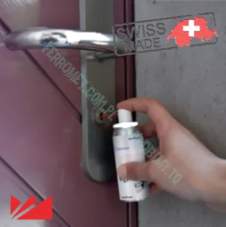 2. Aplikacja środka do wnętrza zamka
Na drugim zdjęciu przedstawiono aplikację sprayu bezpośrednio do mechanizmu zamka.

Wprowadź końcówkę aplikatora do otworu klucza w zamku.
Naciśnij delikatnie dozownik i rozprowadź środek w krótkich dawkach.
Upewnij się, że środek dotarł do wszystkich ruchomych elementów w zamku.