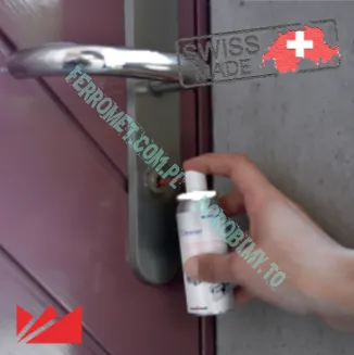 2. Aplikacja środka do wnętrza zamka
Na drugim zdjęciu przedstawiono aplikację sprayu bezpośrednio do mechanizmu zamka.

Wprowadź końcówkę aplikatora do otworu klucza w zamku.
Naciśnij delikatnie dozownik i rozprowadź środek w krótkich dawkach.
Upewnij się, że środek dotarł do wszystkich ruchomych elementów w zamku.
