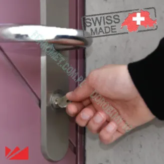 3. Sprawdzenie mechanizmu zamka kluczem
Na trzecim zdjęciu widać klucz wkładany do zamka.

Po aplikacji sprayu wsuń klucz kilka razy do zamka i przekręć go w obu kierunkach.
Pomaga to rozprowadzić środek smarny wewnątrz mechanizmu i usunąć ewentualne zanieczyszczenia.
