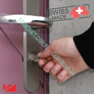 3. Sprawdzenie mechanizmu zamka kluczem
Na trzecim zdjęciu widać klucz wkładany do zamka.

Po aplikacji sprayu wsuń klucz kilka razy do zamka i przekręć go w obu kierunkach.
Pomaga to rozprowadzić środek smarny wewnątrz mechanizmu i usunąć ewentualne zanieczyszczenia.